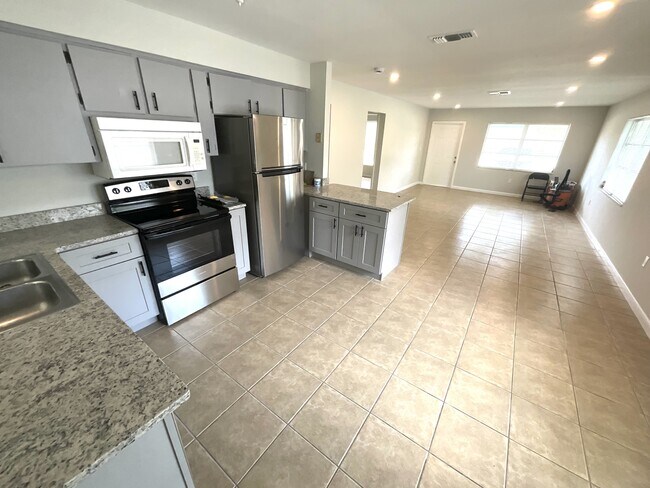 Photo - 610 SE 13th Ct