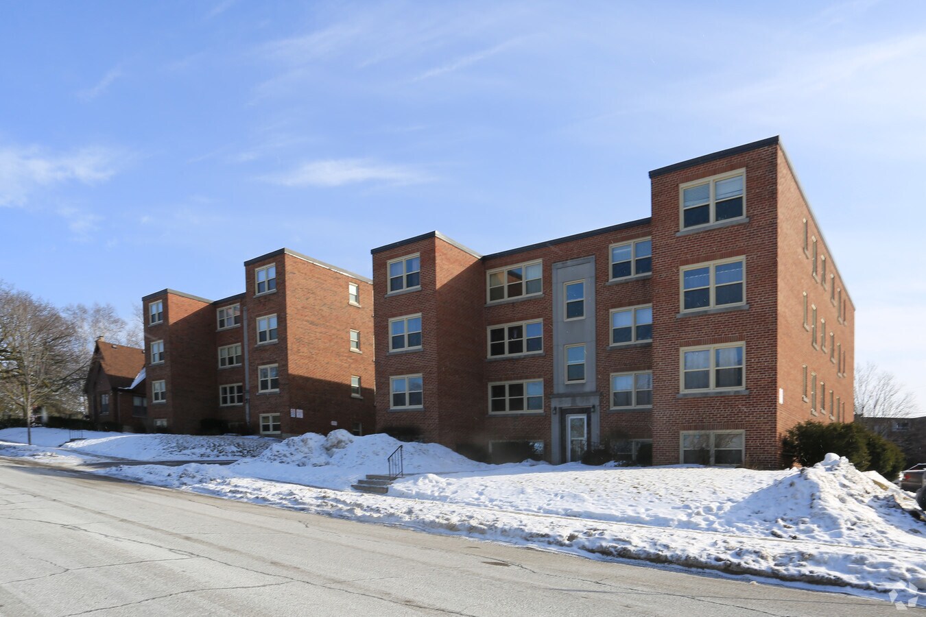 Photo - 141-149 Borden Ave N