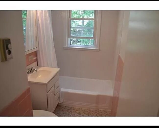 Building Photo - 462 Nahatan St Unit D4