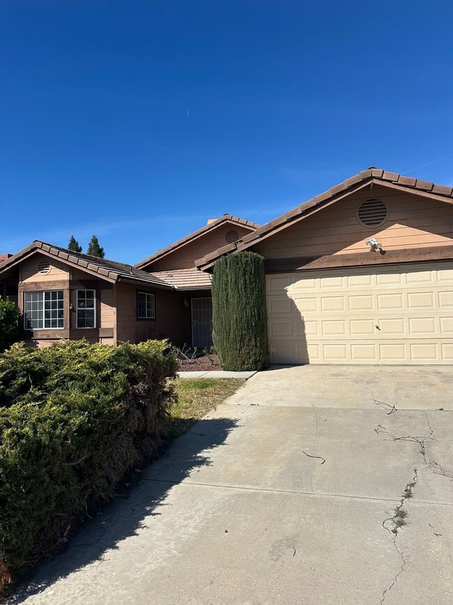 Building Photo - Riverbank Home Available NOW!!