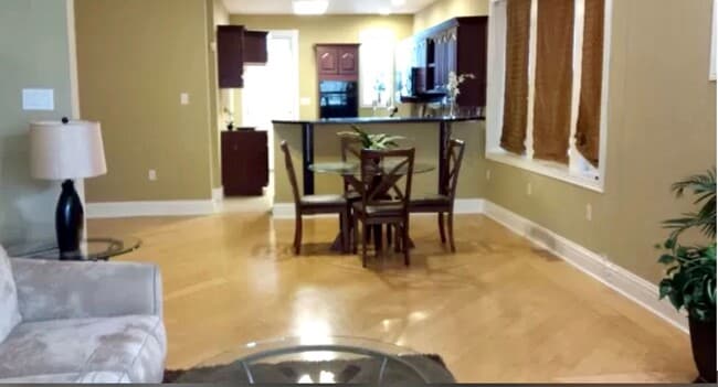 Building Photo - 4122-4124 S. Grand Unit 4124