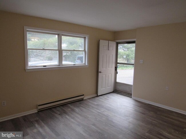 Photo - 221 Swinehart Rd Unidad SIDE ENTRANCE