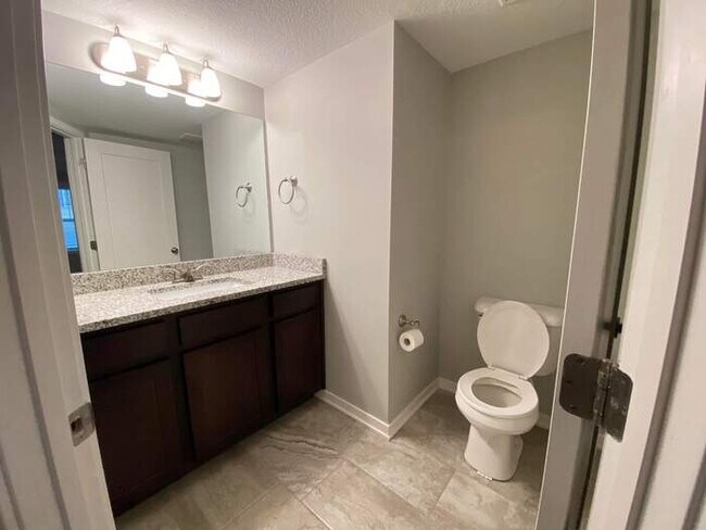 Photo - 205 Red Oak Ct