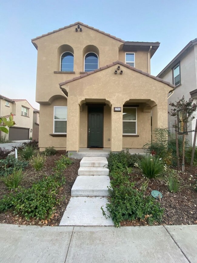Building Photo - 4 Bedroom 2.5 bath Available now