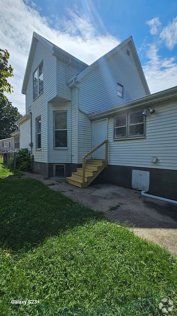 Building Photo - Spacious 4 Bedroom Rental