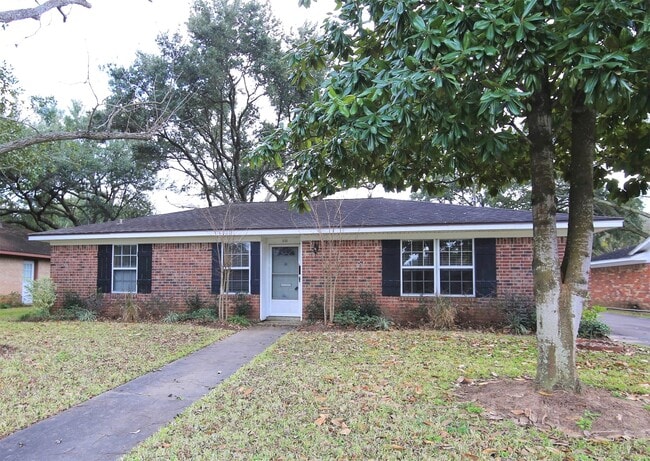 Building Photo - 111 Azalea St