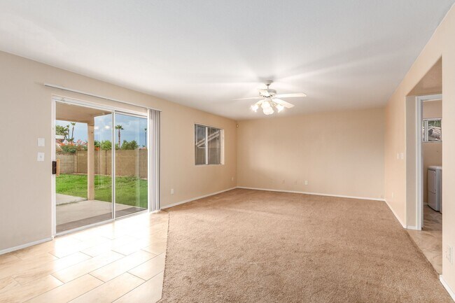 Large 4 bed 2.5 bath home with no HOA! - Large 4 bed 2.5 bath home with no HOA!