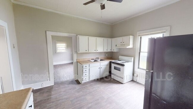 Photo - 579 Saxon Ave