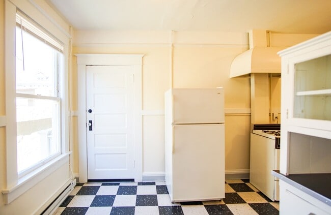 Photo - Snag this Stately One-Bedroom off of Bustl... Unidad 06