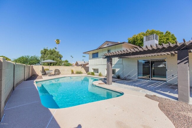 Building Photo - Great Tri-Level home close to ASU