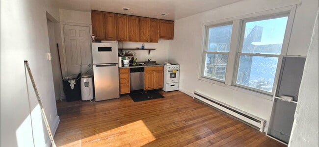 Kitchen/Livingrm Combo - 147 Woodbine Ave Unit 1NN