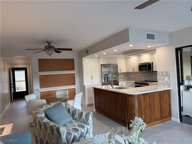 Building Photo - 5850 Trailwinds Dr Unit 713