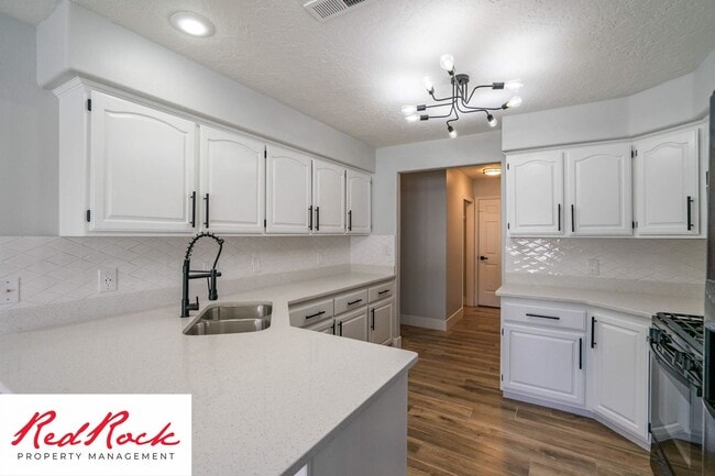 Photo - 3 Bedroom Home With 2 Car Garage In St. George