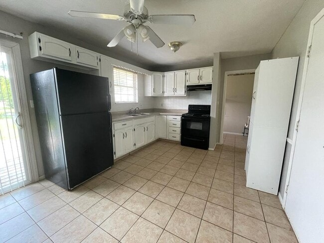 Photo - Very well kept 3 bedroom, 1.5 bath with One Car Garage and Nice Back Yard