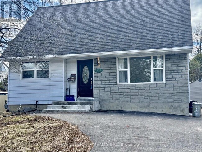 Photo - 658 Coronation Ave.