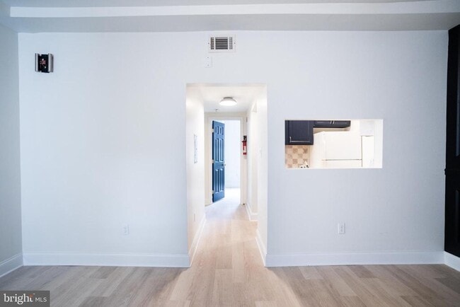 Building Photo - 1221 N Randolph St Unit 2