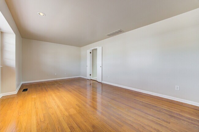 Photo - 5000 N Linn Ave