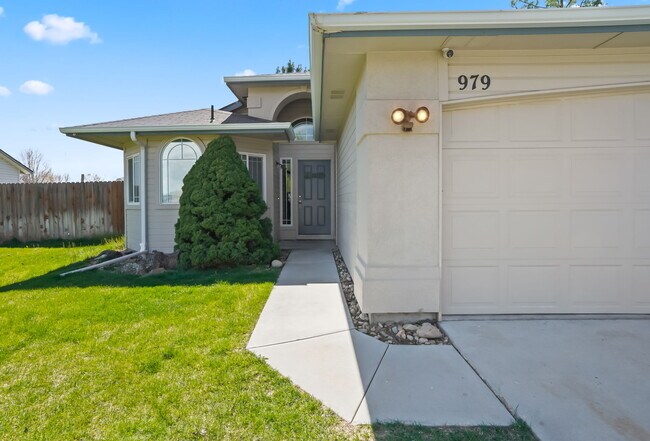 Photo - 979 Peregrine Dr