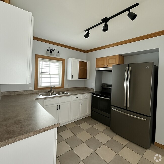 Building Photo - 231 Leslie St Rental