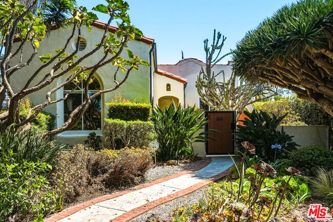 Building Photo - 2613 Cloverfield Blvd