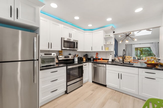 Photo - 908 Lakeview Cir