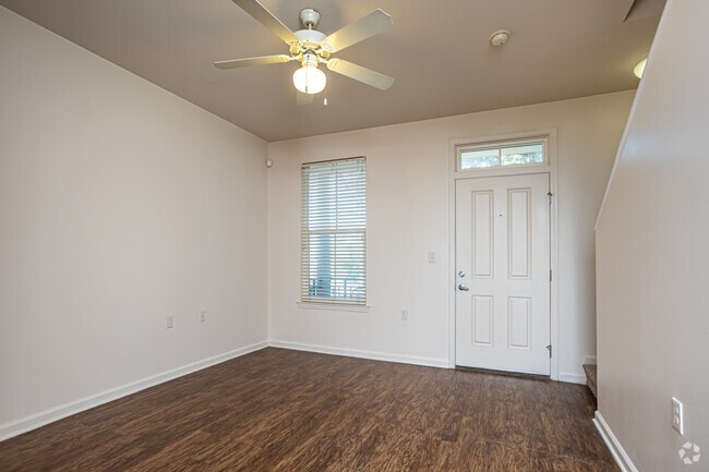 2BR, 1,5BA Townhouse - 904SF - Sala de estar
