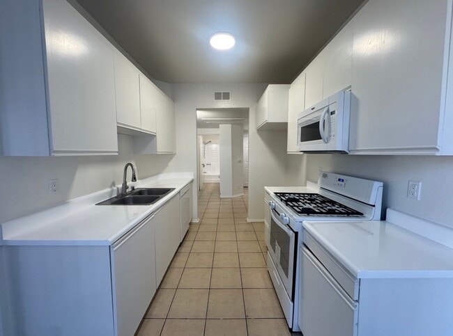 Photo - 4343 Whitsett Ave Unit 201