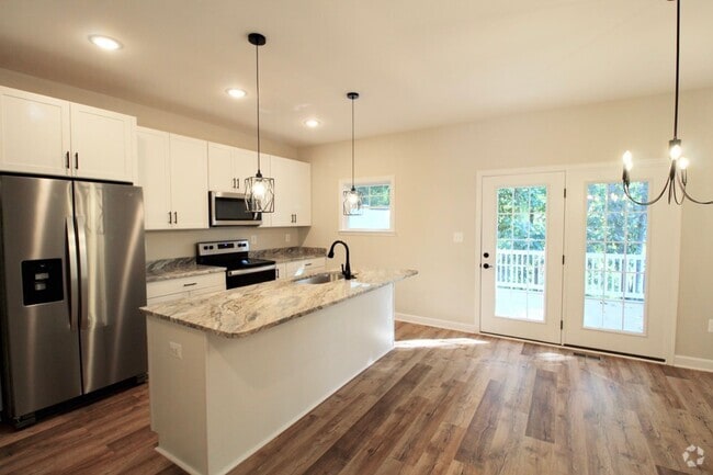 Building Photo - 3 level town home in popular Congers Creek...