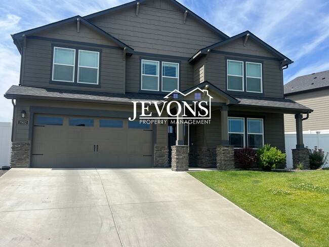 Spacious and stylish 5-bedroom home with a... - Spacious and stylish 5-bedroom home with a...