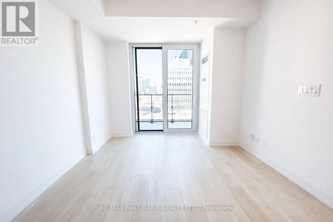 Photo - 75 James St S Unit 713