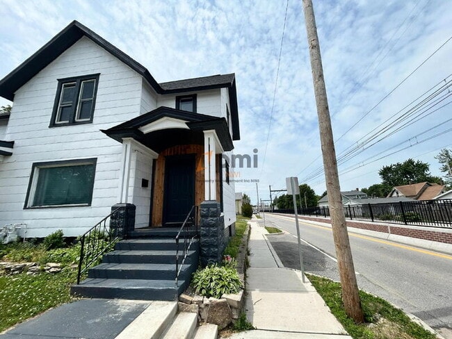Building Photo - 1101 Manhattan St Unit Upper