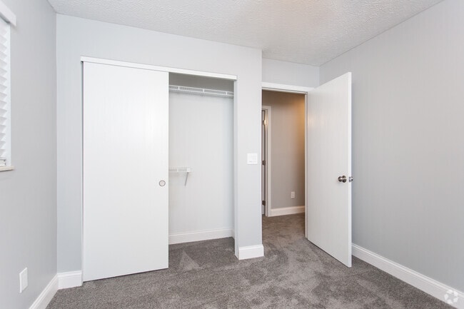 2BR, 1.5BA - 910 SF
