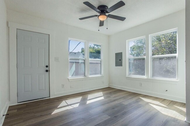 Photo - 2215 N Elmendorf St Casa