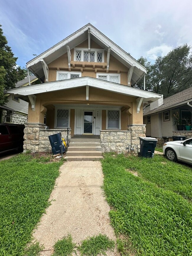 Building Photo - 4 bedroom 1.5 bath Rental
