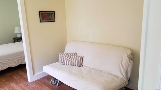 Photo - 16640 Main St