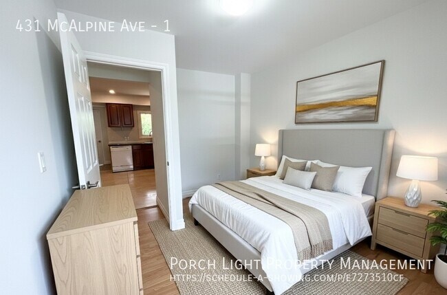 Photo - Main Floor With Parking, Laundry, Yard and Plenty of Storage Unité 1