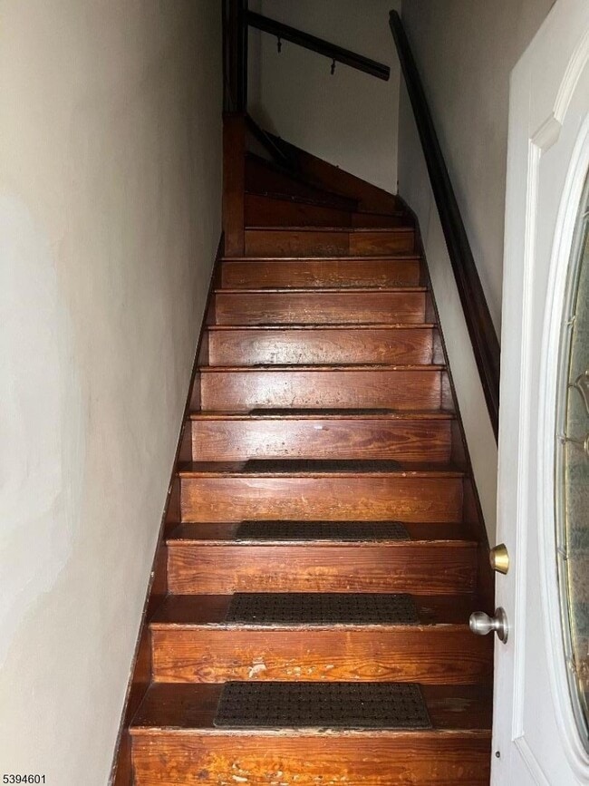 Photo - 469 Crooks Ave