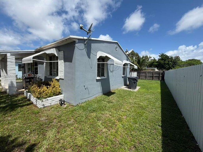 Photo - 2431 Plunkett St