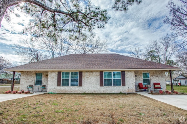 Building Photo - 712 Seven Oaks Rd Rental
