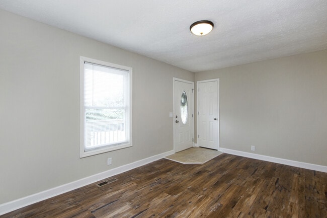 Photo - 666 Annex Ave