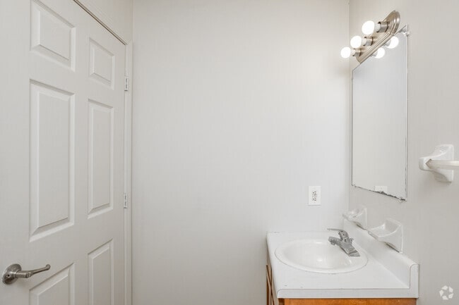 3BR, 2BA - 1,080 SF