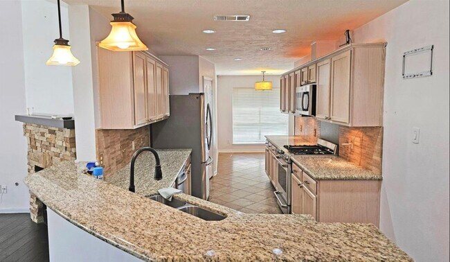 Photo - 1805 Oak Hollow Dr W