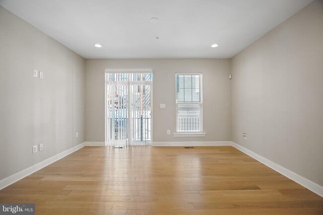 Photo - 621 Parkside Pl NE