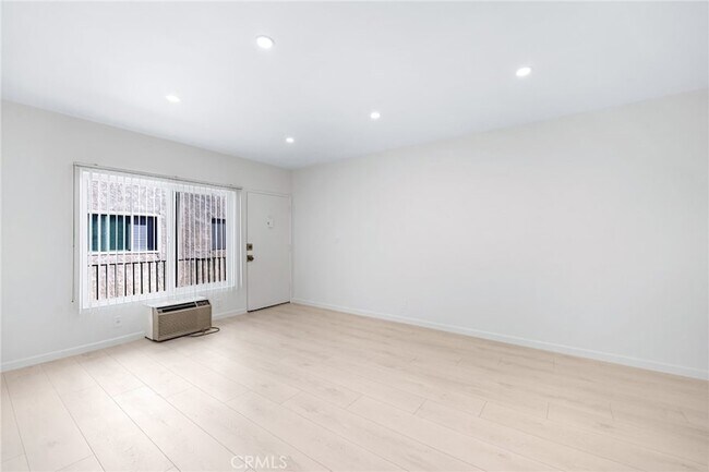 Photo - 580 W Stocker St Unit 6