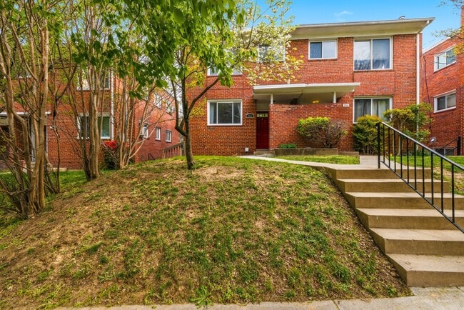 Photo - 204 Webster St NE