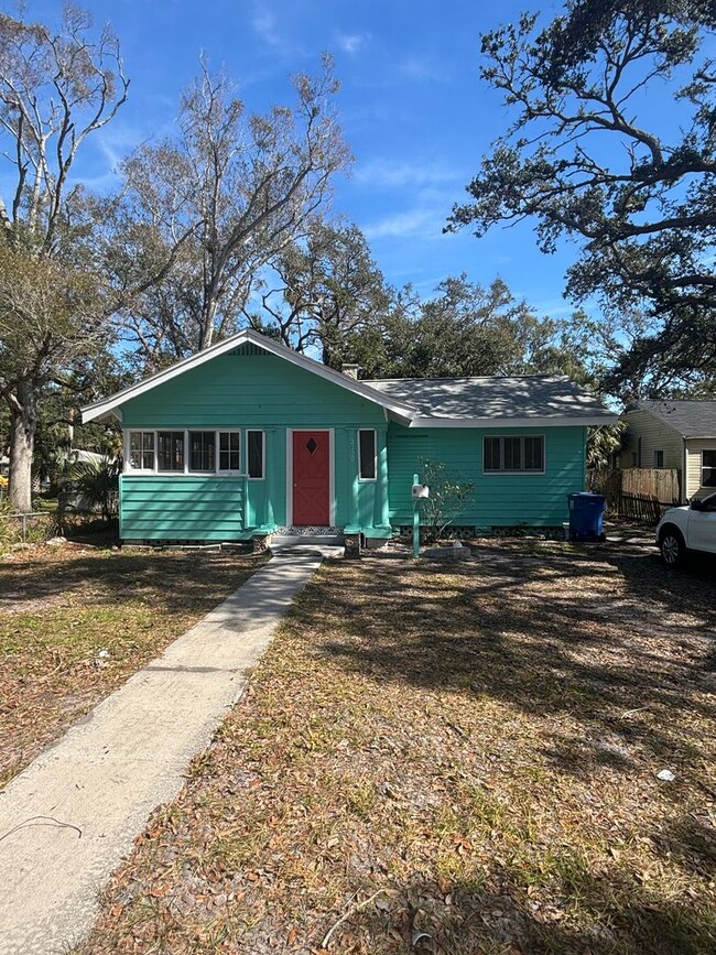 Newly Renovated 2 Bed 1 Bath Home - Newly Renovated 2 Bed 1 Bath Home