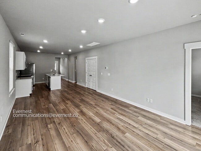 Photo - 710 Mickelson Way