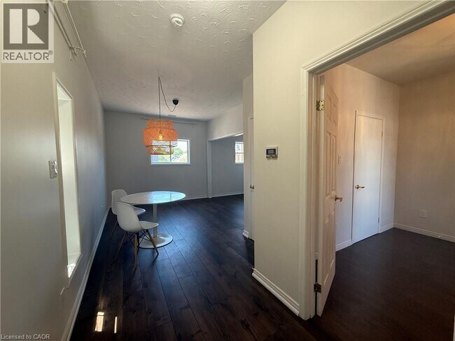 Photo - 359 Barton St E