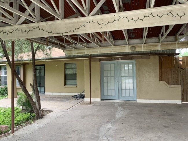 Front view - 370 E Bowie Ave Unit D