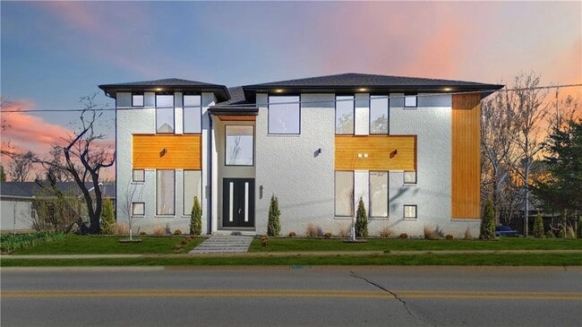 Building Photo - 727 NE 2nd St Rental